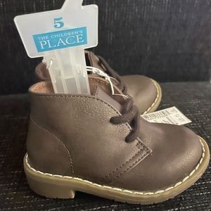 NWT brown -tie up-man made materials boots